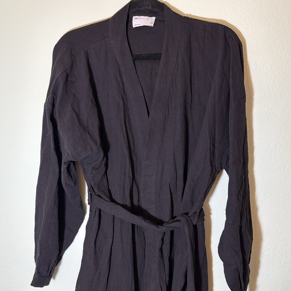 ASOS DESIGN CURVE 12 bell sleeve beach kimono on black gauze - Picture 6 of 6